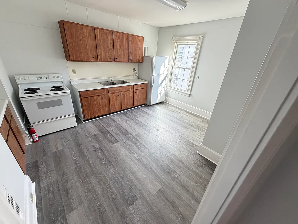 81 High St #2