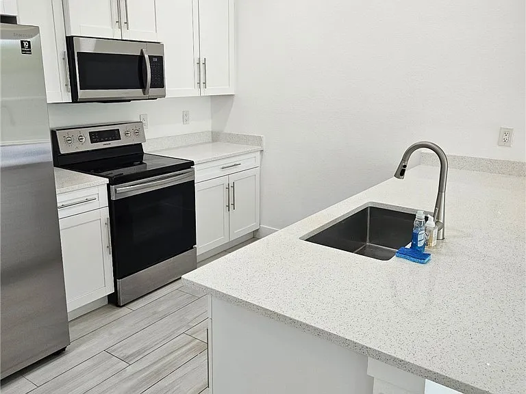 4425 SW Santa Barbara Pl — Photo 3