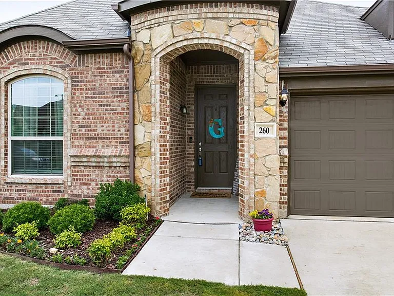 260 Hilltop Dr — Photo 3