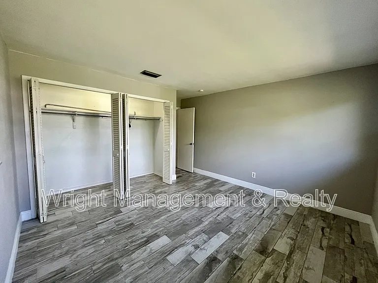 2323 Surrey Ln — Photo 14
