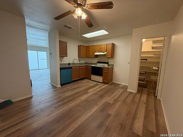 7643 Chatsworth — Photo 5