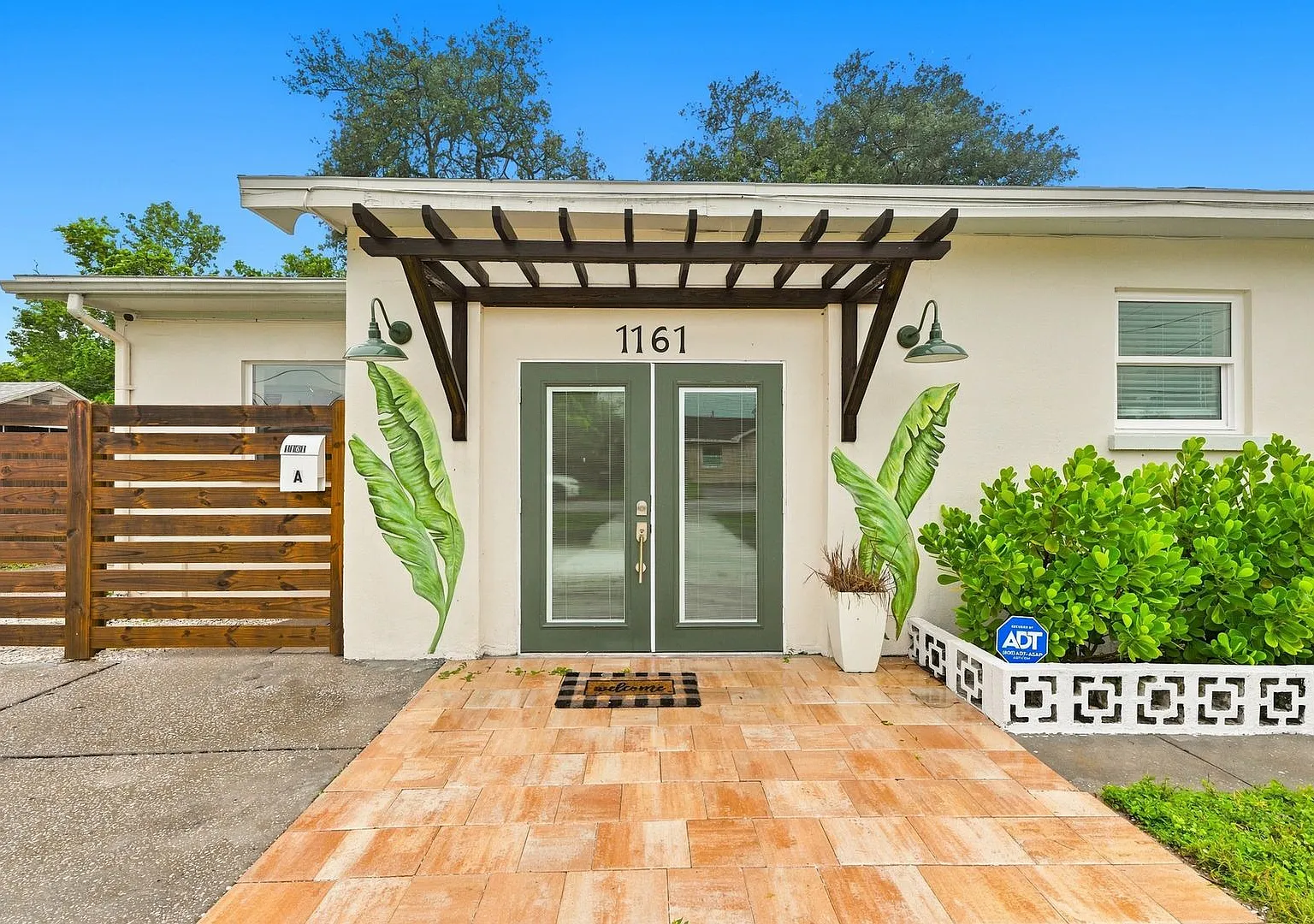Mid-Century Meets Modern 3/2 Home in Clearwater! — Photo 4