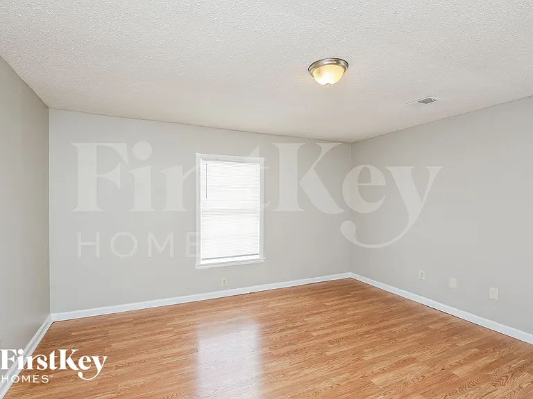 2097 Meadowview Ln — Photo 10