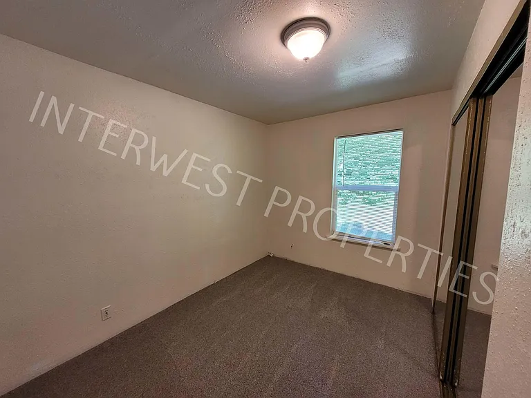 16045 Swan Ave — Photo 4