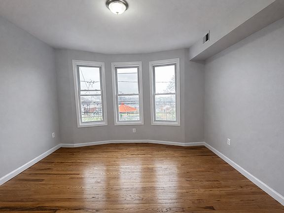 3rd image of 569 Hunterdon St Floor 2