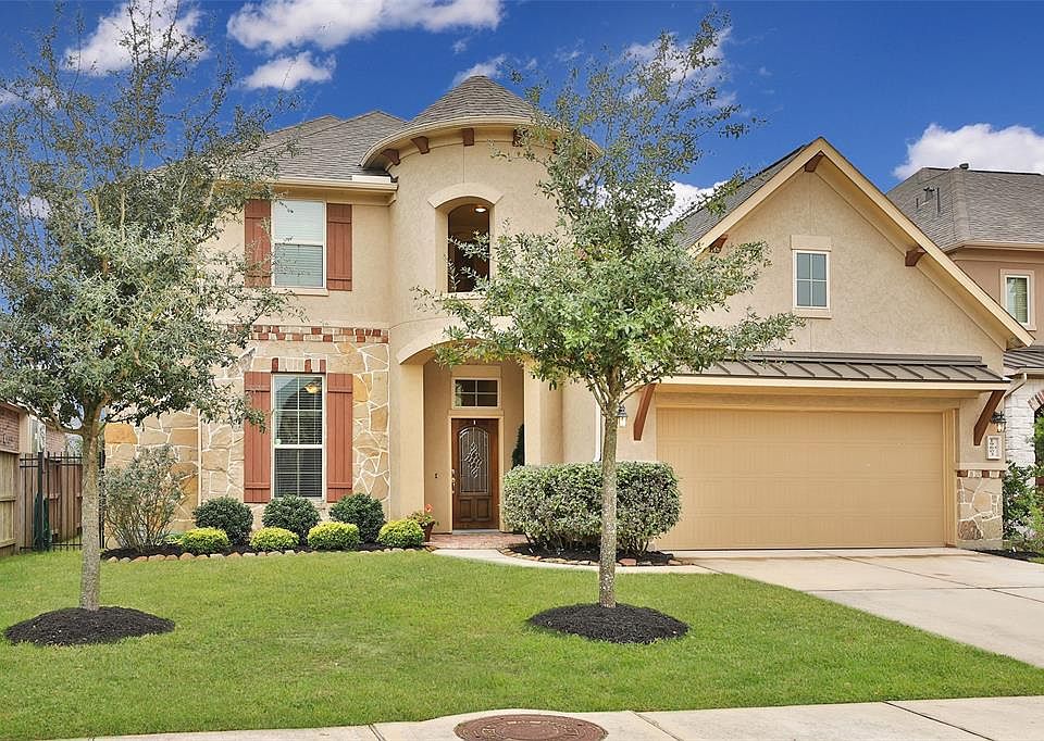 Welcome to the Eastlake section of Gleannloch Farms. An 87 lot enclave with a private pond in the middle at the entrance. Rotunda style entrance offers a very sizable covered front porch.