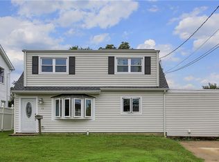 11 Spruce Ln, Parlin, NJ 08859