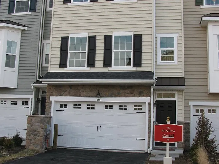 304 Wilkinson Dr — Photo 1