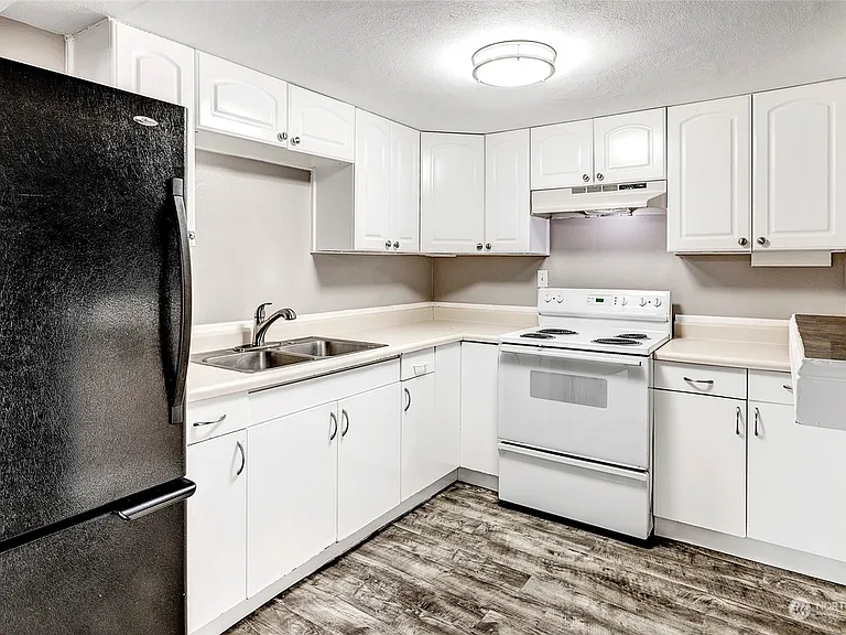 721 E James St — Photo 10
