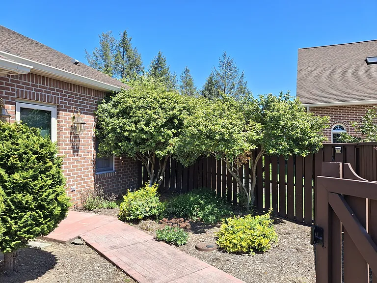 910 Sterling Ct — Photo 5