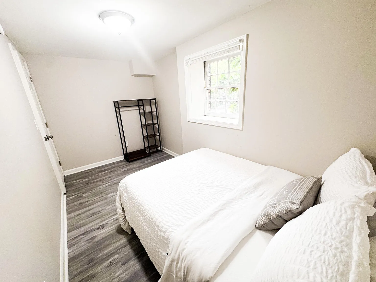 4 bed, 2.0 bath, 1800 sqft, $667 — Photo 2