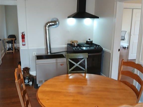 5th image of 736 Social St