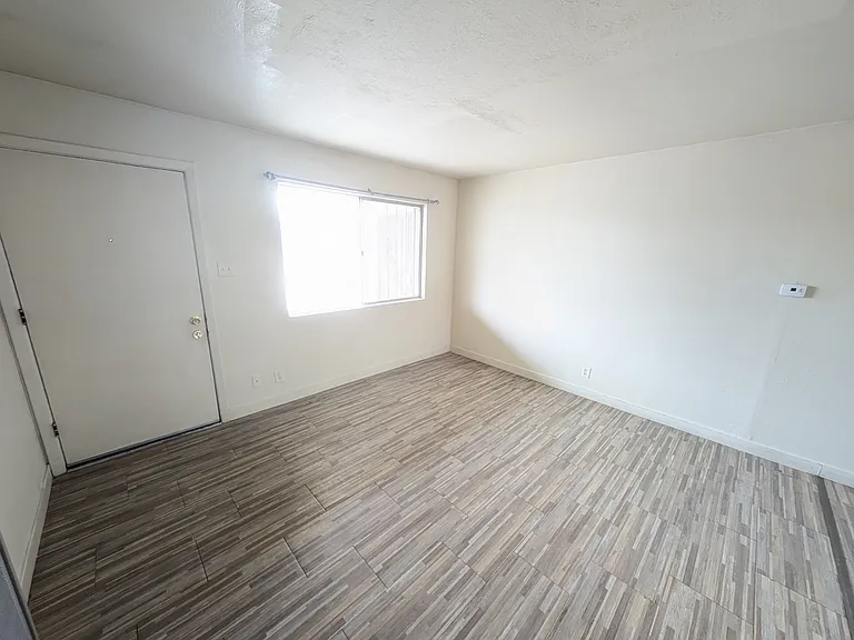 1010 Palomas Dr SE — Photo 5