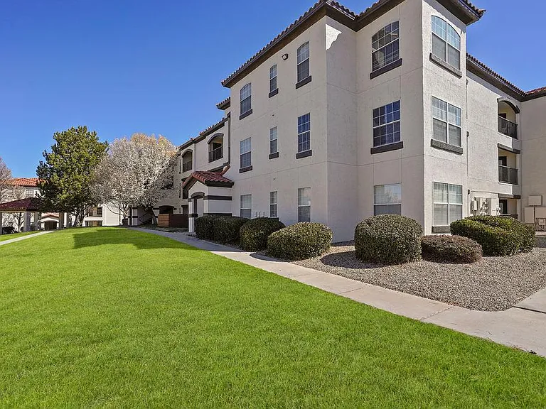 La Ventana Apartments — Photo 14