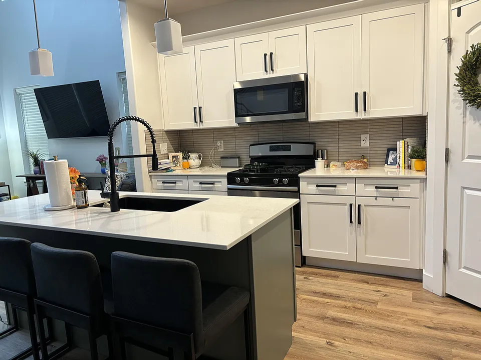 3 bed, 2.5 bath, 2200 sqft, $2,350 — Photo 4