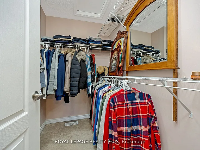 1542 Gainer Cres — Photo 21