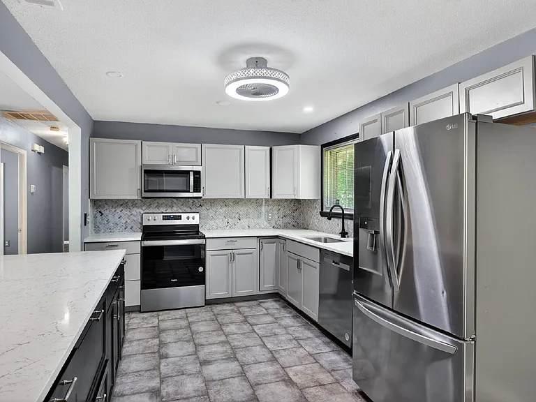 1621 Cloverdale Dr — Photo 7