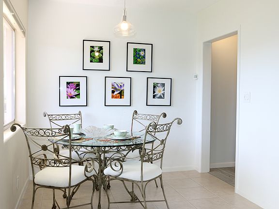 Bright and Cozy Dining Area 