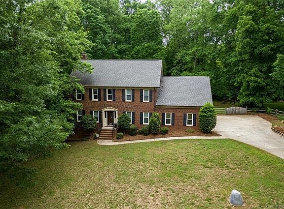3rd image of 8150 Shannon Woods Ln