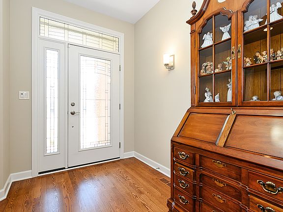 3rd image of 700 Woodglen Ln