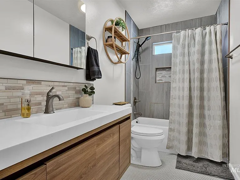 220 N Owyhee St — Photo 10