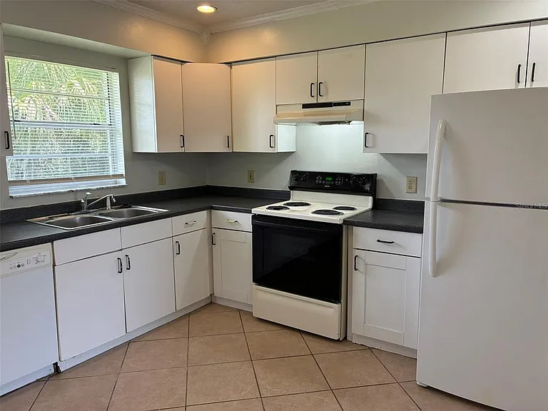 320 Queen Ave — Photo 3