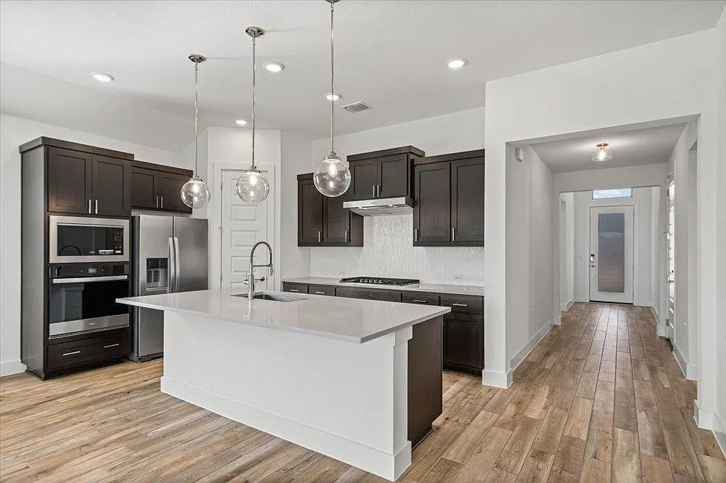 4 bed, 2.5 bath, 2147 sqft, $3,200 — Photo 3