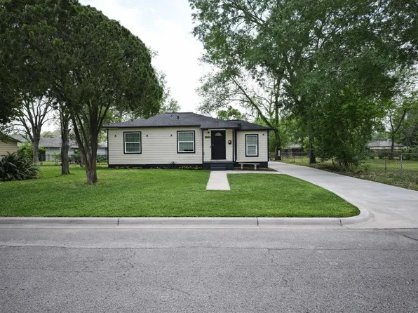916 Parkway St, Baytown, TX 77520