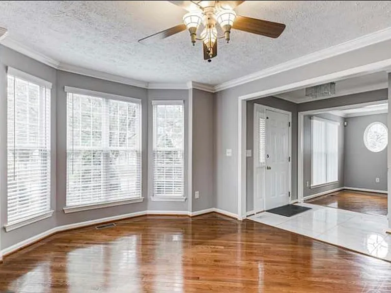 304 Nicole Ln — Photo 2