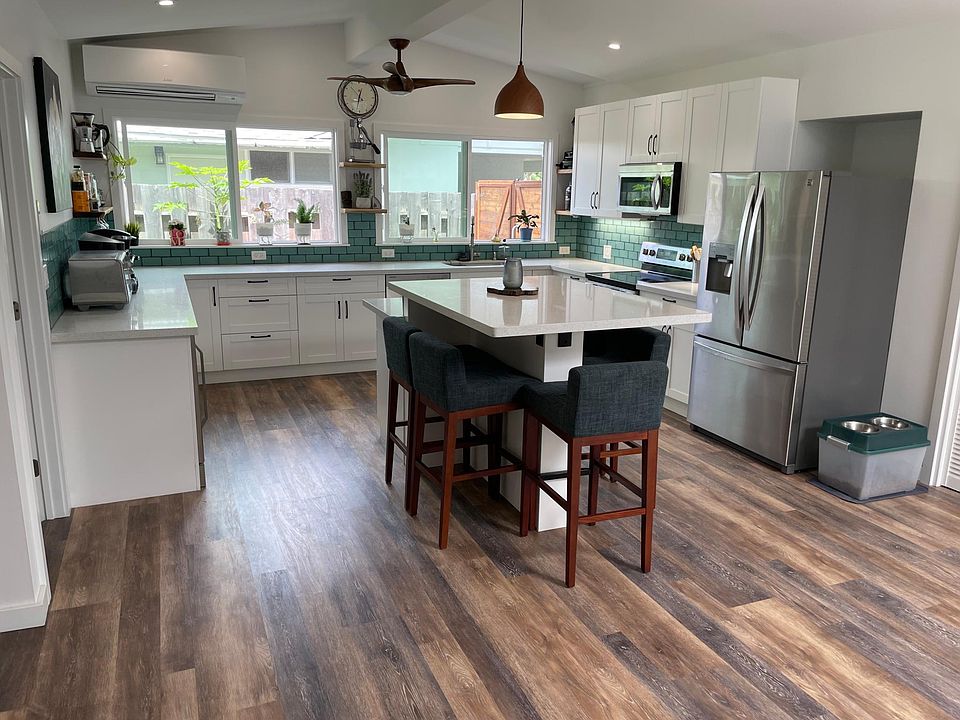 Kitchen w/ dining island