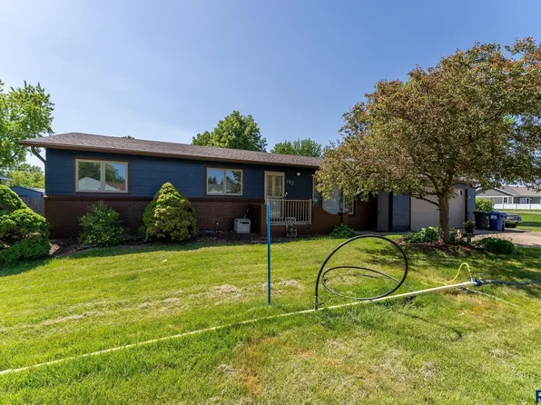 103 Perry Ln, Harrisburg, SD 57032