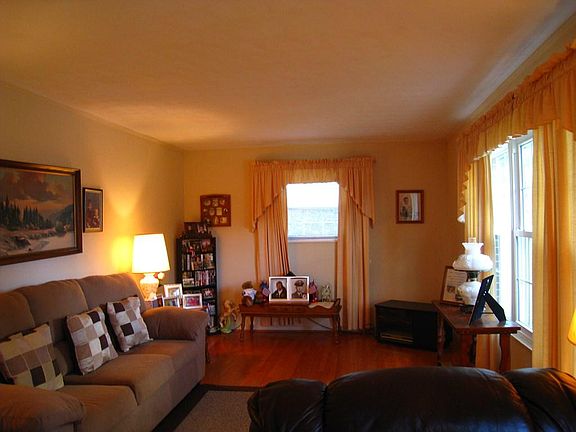 3rd image of 1105 Crestview Dr NW