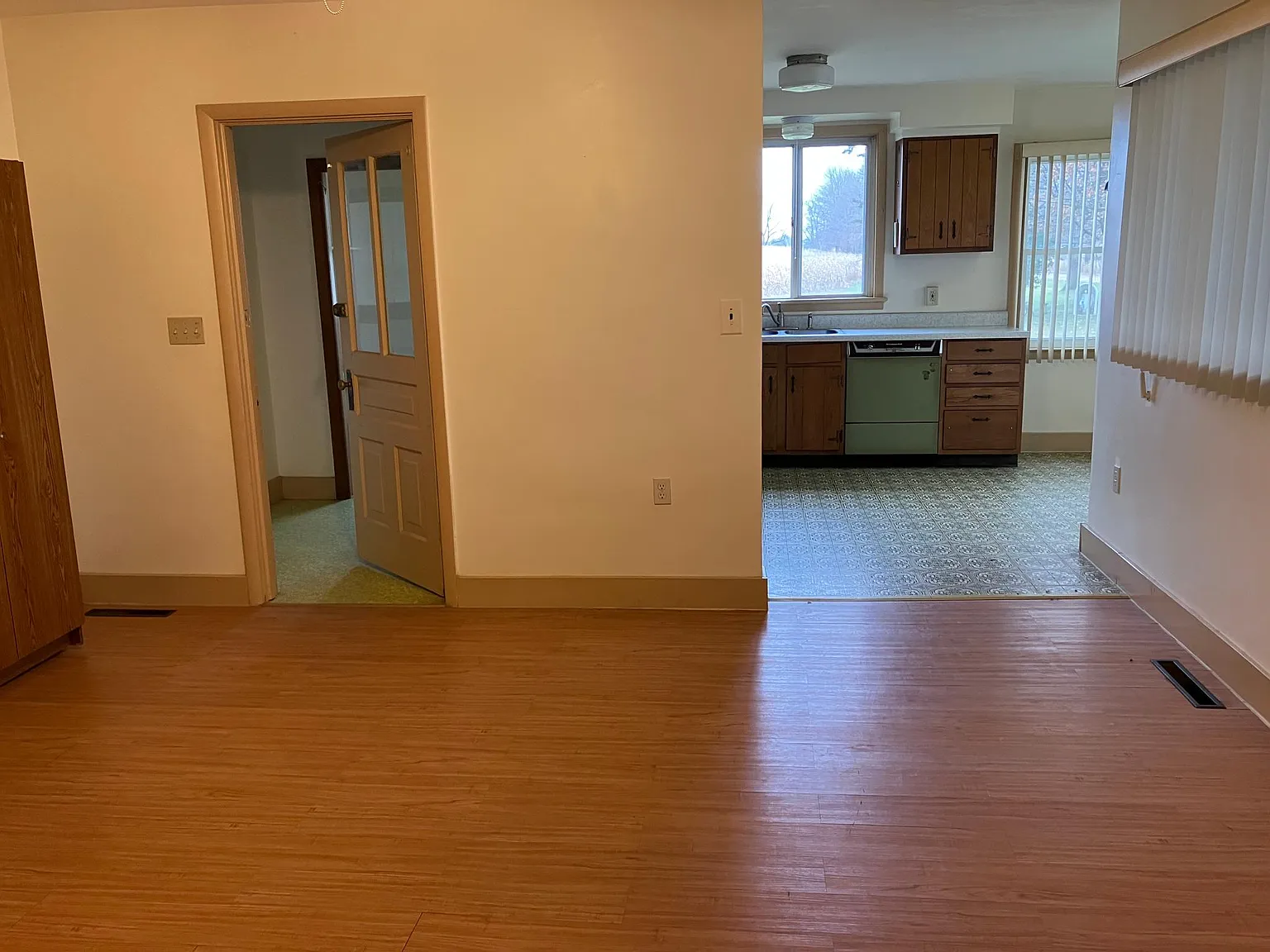 3 bed, 1.5 bath, 1600 sqft, $1,100 — Photo 4