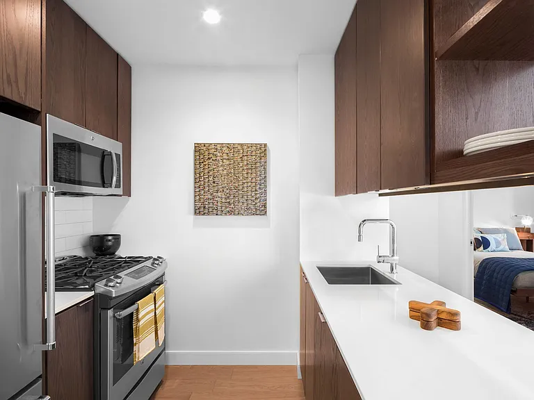 225 E 39th St #9A — Photo 3