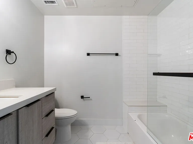 738 Parkman Ave — Photo 20