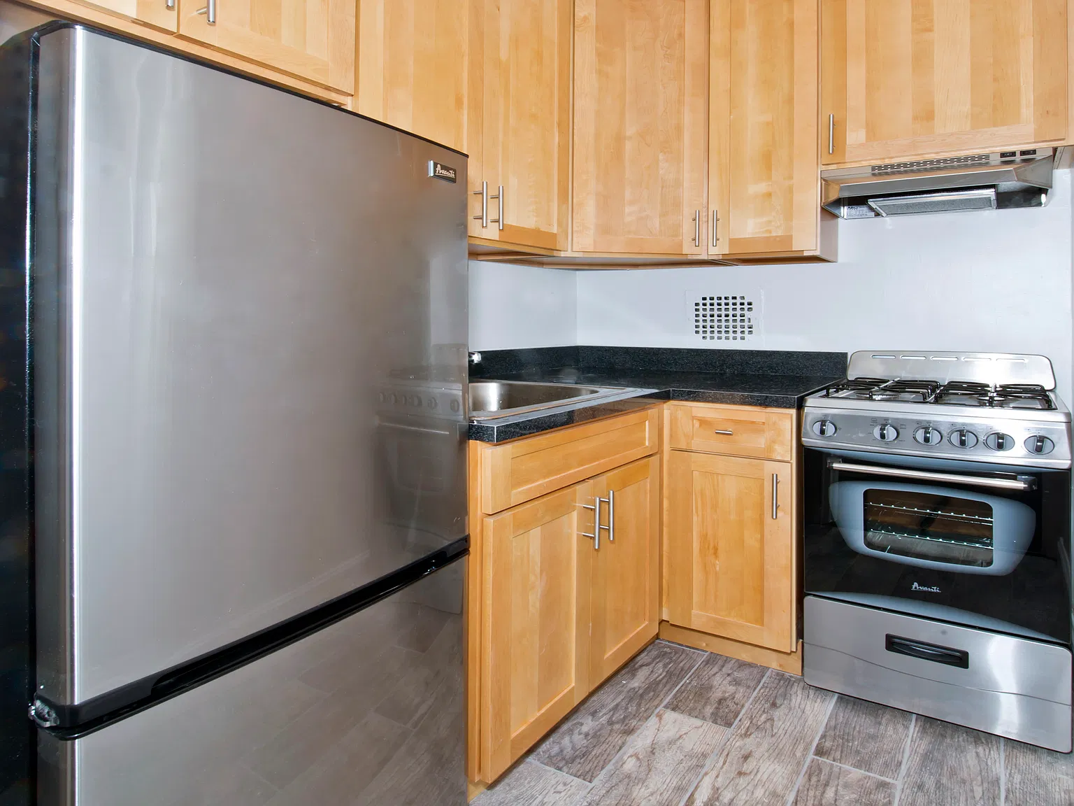 200 East 15th Street — Photo 4