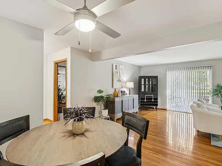 8-web-or-mls-Kennedy Dr-S0611-008