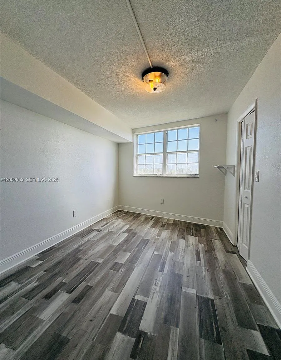 No Bay White House No 4 C — Photo 3