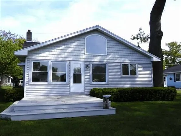 185 River Trail Dr, Bay City, MI 48706