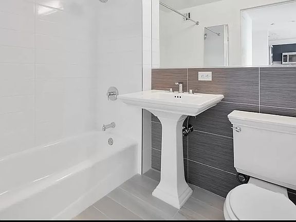 5th image of 315 W 33rd St APT 10M
