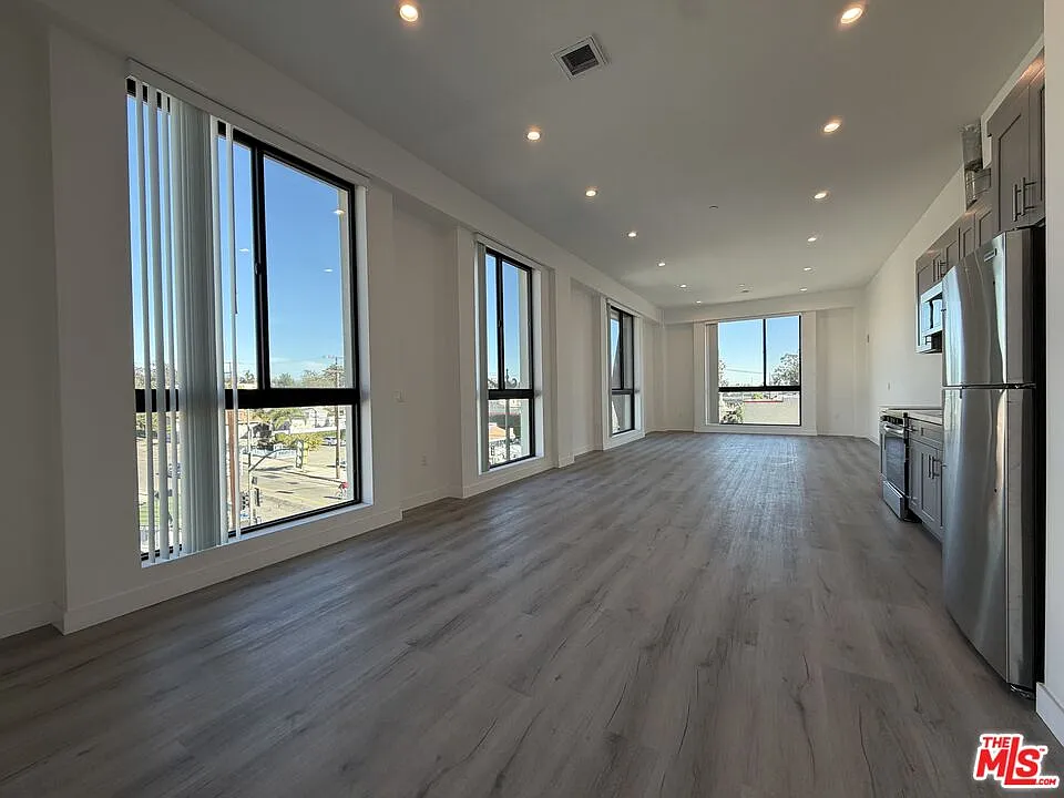 1870 E 1st St #301
