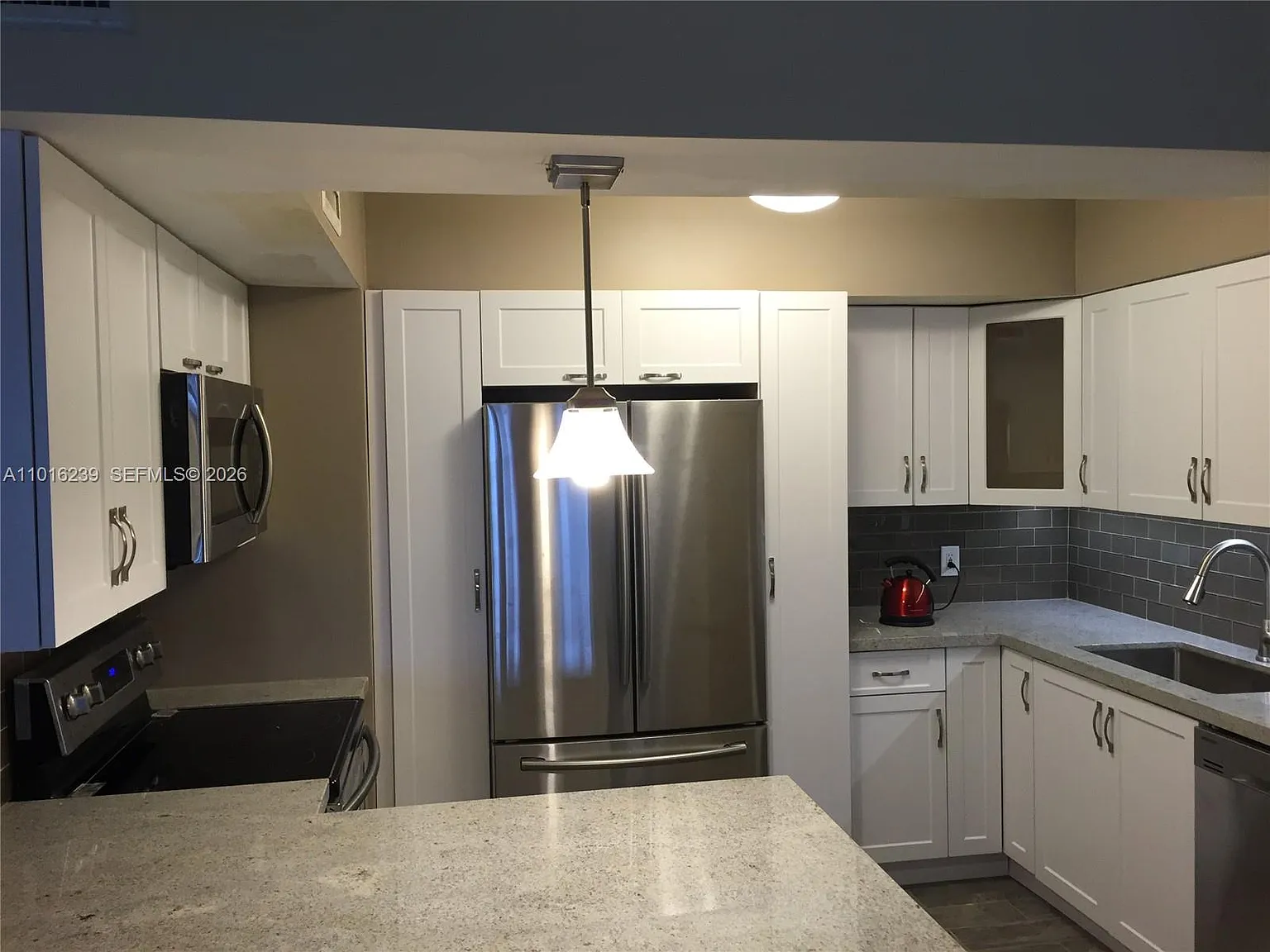 Alexander Towers Condo — Photo 2