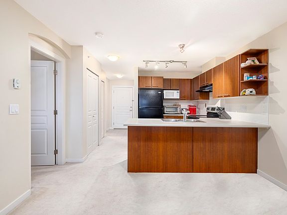 4th image of 4799 Brentwood Dr #408