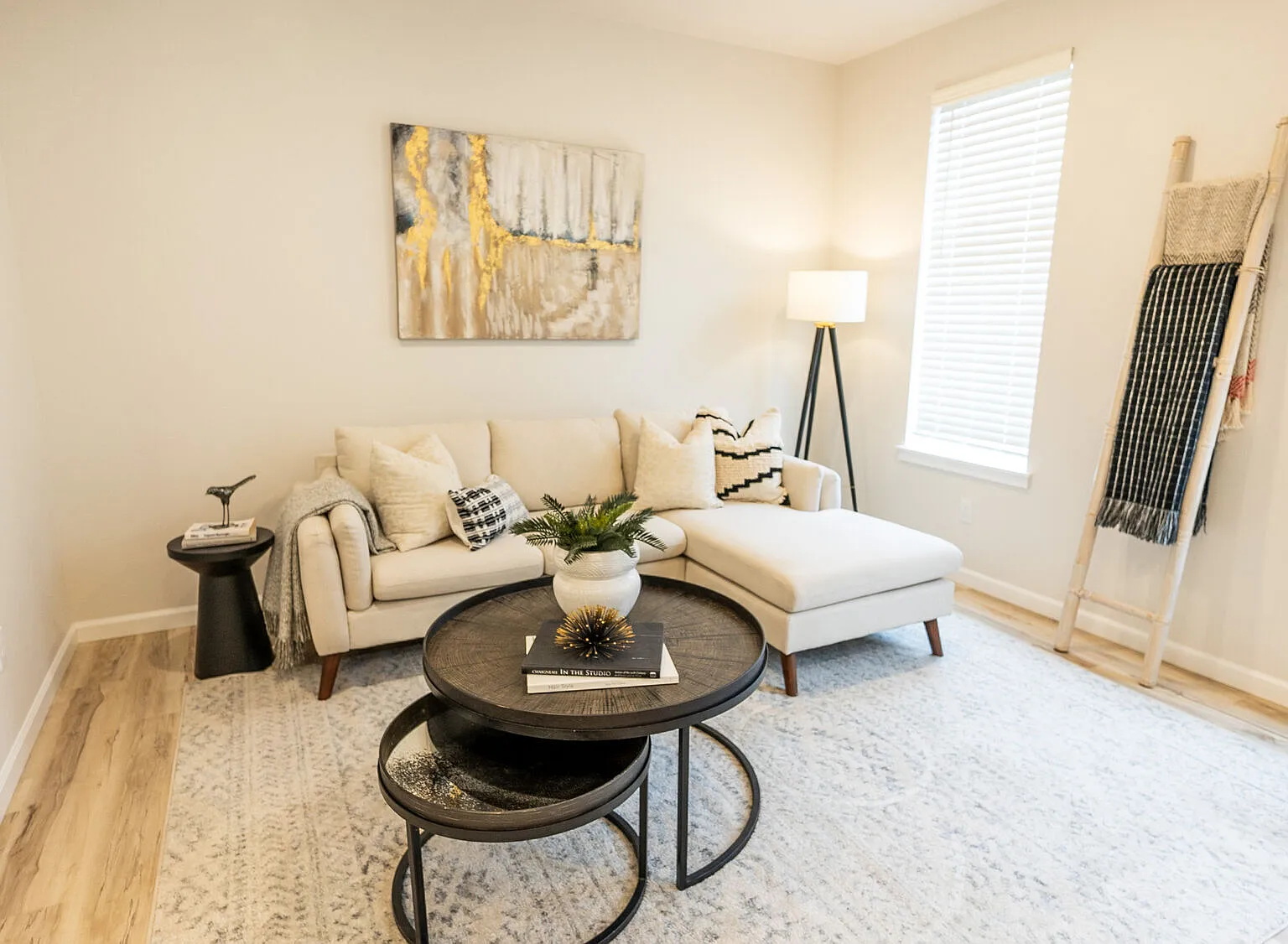 South Warner St Apts — Photo 2