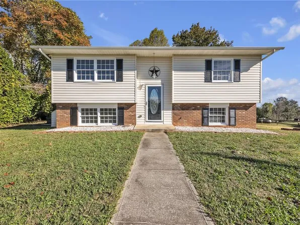 211 Sunset Strip Rd, North Wilkesboro, NC 28659