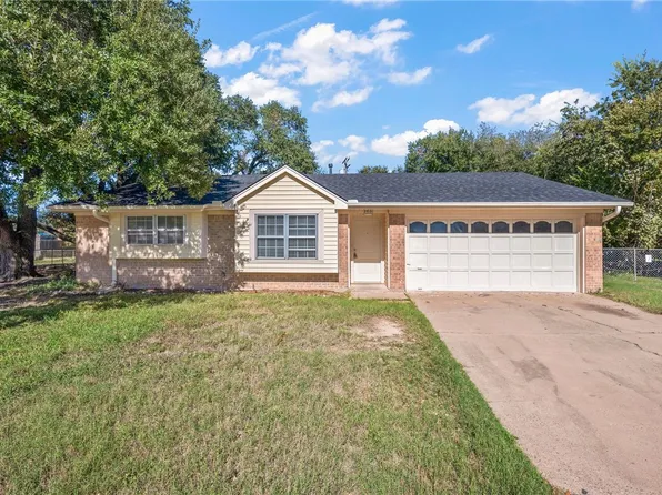 2801 Burr Oaks Cir, Bryan, TX 77802