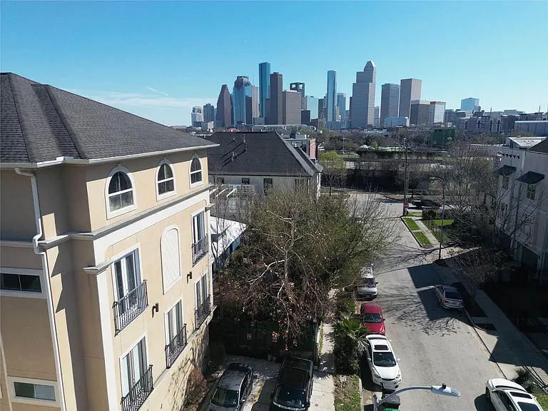 314 W Bell St #201 — Photo 2