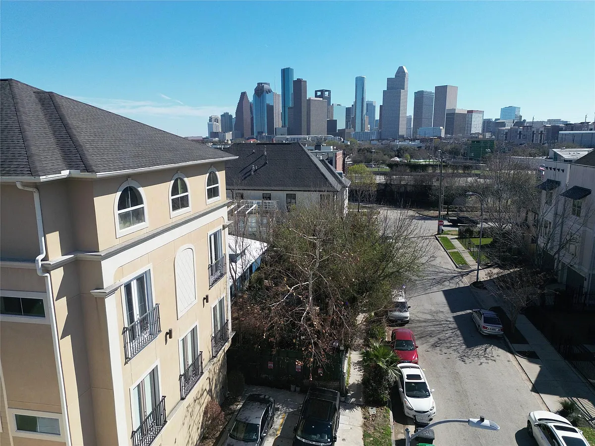 Building Photo - 314 W Bell St #201