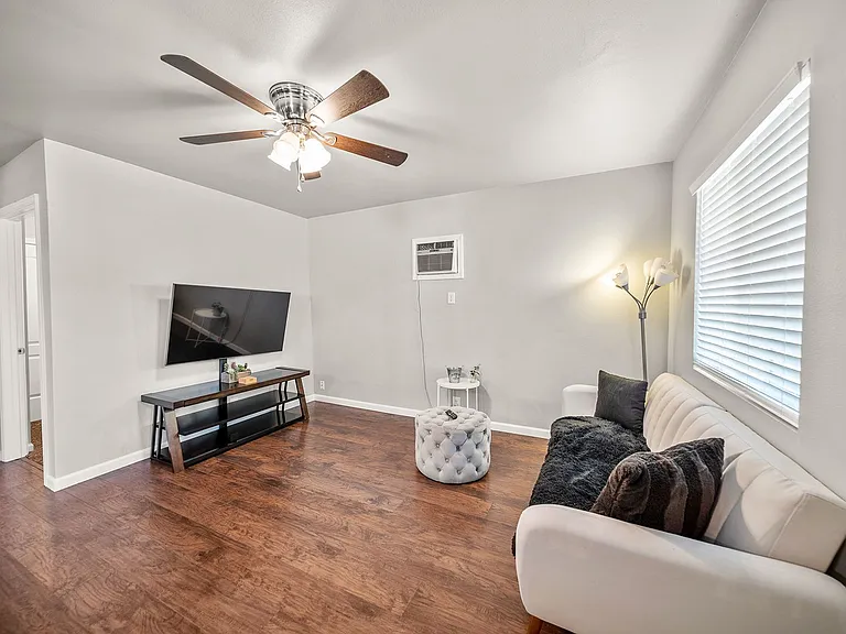 1206 Guill St — Photo 3