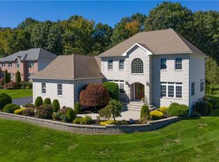 130 Fox Ridge Dr, Cranston, RI 02921